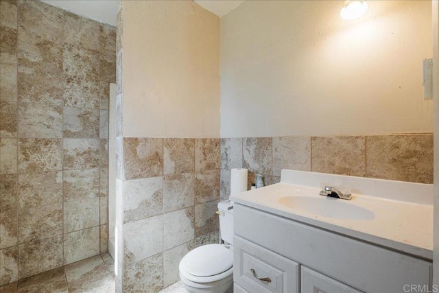 772 Rainbow Crest Rd, Fallbrook, CA 92028 - full bath with vanity, tile walls, and a wainscoted wall