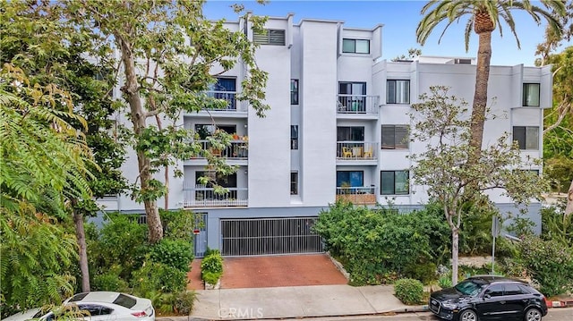 7505 Hampton Ave Unit 8, West Hollywood, CA 90046 - view of apartment building / complex with driveway