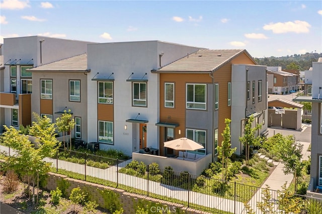 1060 Kendale Way, Vista, CA 92081 - back of property featuring stucco siding and a residential view