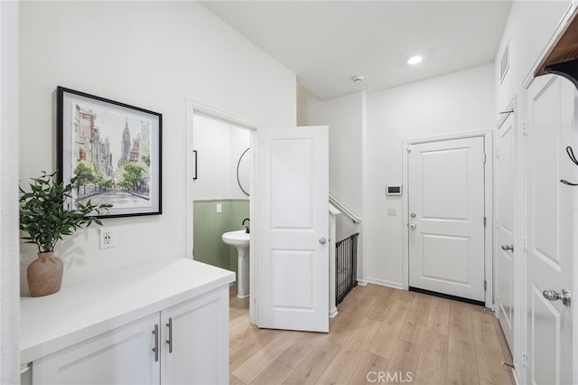 1060 Kendale Way, Vista, CA 92081 - hall featuring light wood-style flooring and recessed lighting