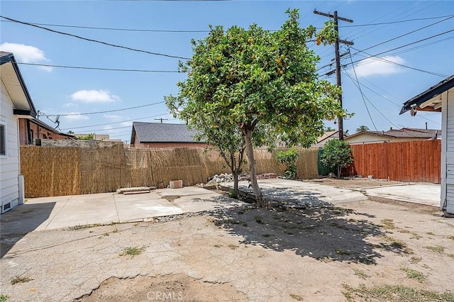 1113 W 78th St, Los Angeles, CA 90044 - fenced backyard featuring a patio