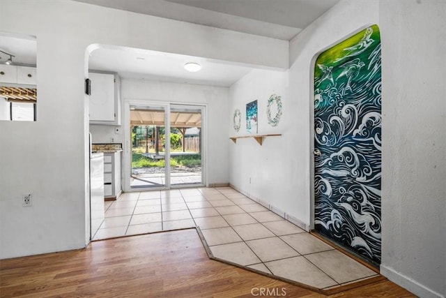 6685 Navajoa Ave, Atascadero, CA 93422 - foyer featuring arched walkways and light tile patterned flooring