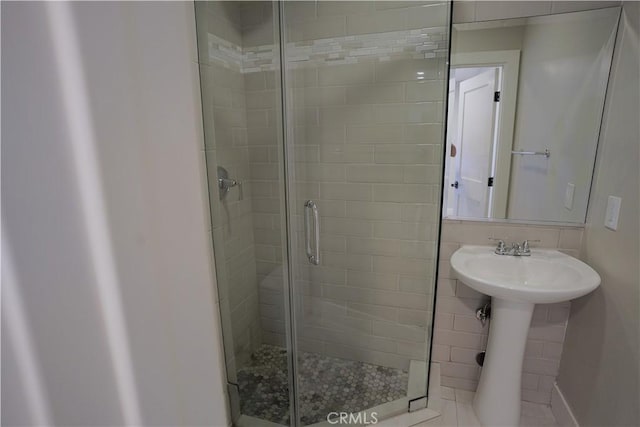 2615 Temple Hills Dr, Laguna Beach, CA 92651 - full bathroom with a shower stall and a sink