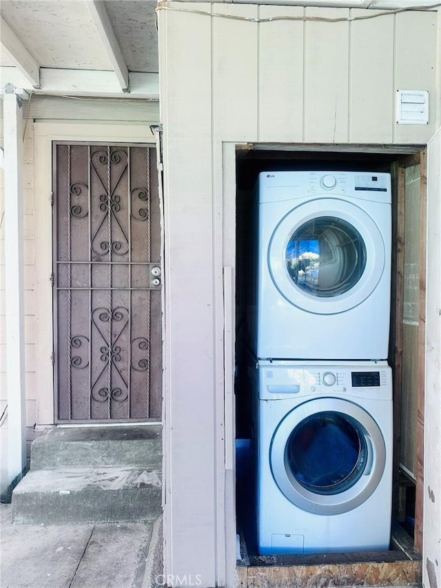 418 W 103rd St, Los Angeles, CA 90003 - laundry area with estacked washer and dryer