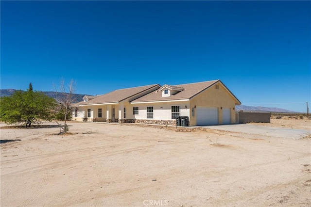 13212 Primavera Rd, Pinon Hills, CA 92372 - ranch-style house with a garage and a mountain view
