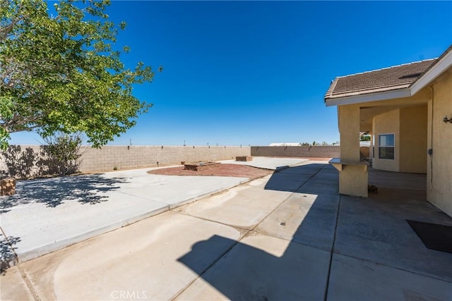 13212 Primavera Rd, Pinon Hills, CA 92372 - fenced backyard with a patio