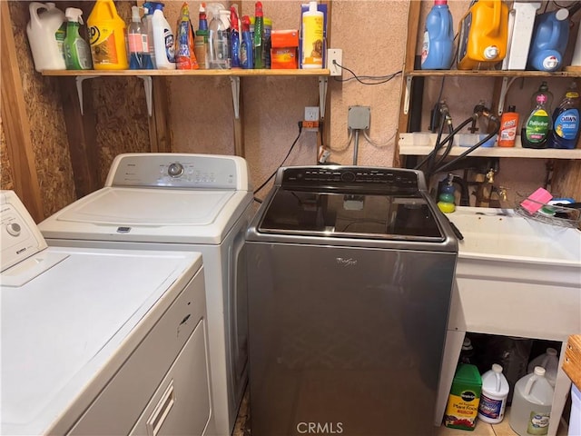 516 N Brand Blvd, San Fernando, CA 91340 - laundry area featuring independent washer and dryer