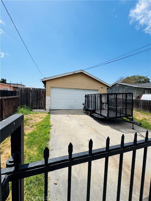 7411 Elsie St, Los Angeles, CA 90001 - view of detached garage