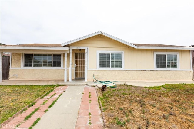 2820 S M St, Oxnard, CA 93033 - view of front facade with a front lawn