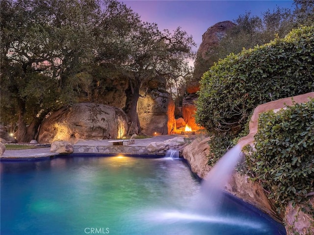 11485 Awenita Ct, Chatsworth, CA 91311 - pool at dusk with an outdoor pool