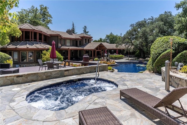 11485 Awenita Ct, Chatsworth, CA 91311 - swimming pool featuring an in-ground hot tub and a patio area