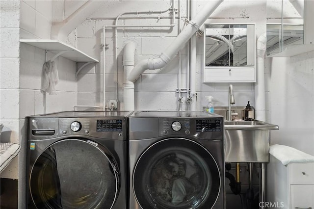 301 W Loraine St Unit 3, Glendale, CA 91202 - laundry area featuring washer and clothes dryer and concrete block wall
