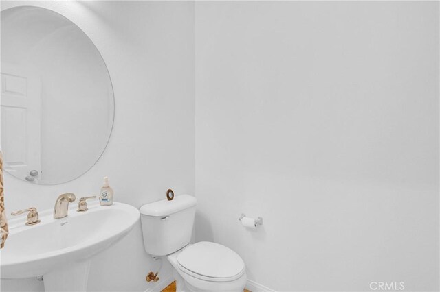 10850 Cameron Ct, Corona, CA 92883 - bathroom with baseboards and a sink