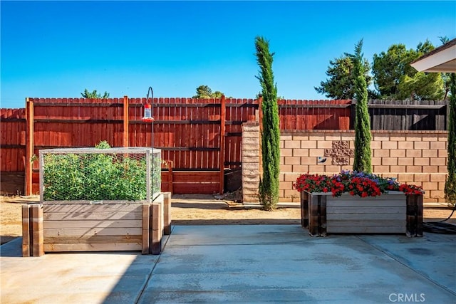 33430 133rd St E, Pearblossom, CA 93553 - gate featuring a patio area