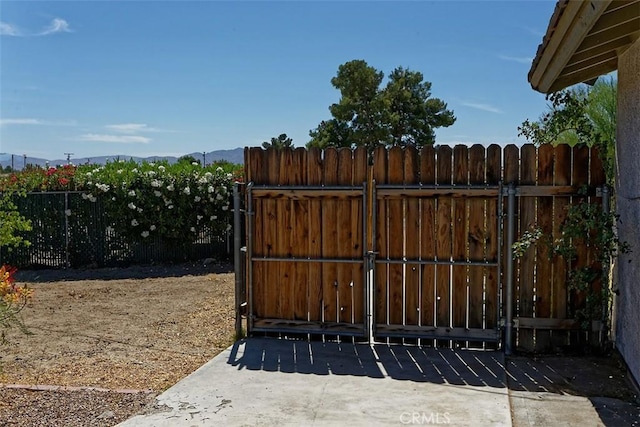 15381 Otomian Rd, Apple Valley, CA 92307 - view of gate