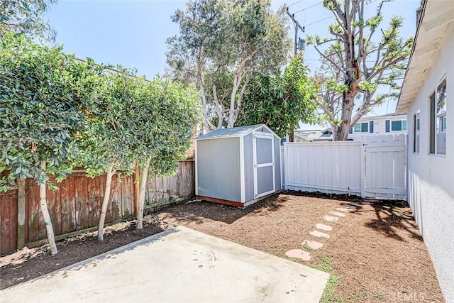 708 S Redondo Ave, Manhattan Beach, CA 90266 - fenced backyard with a patio area and a storage unit