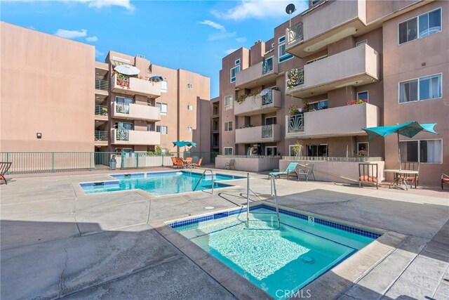 450 E 4th St Unit 419, Santa Ana, CA 92701 - community pool featuring a hot tub and a patio area