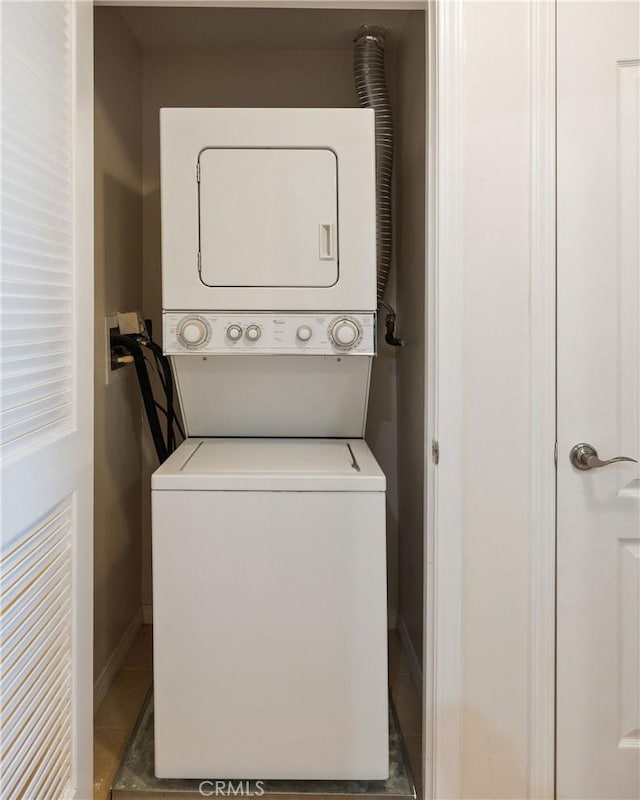 2750 Artesia Blvd Unit 313, Redondo Beach, CA 90278 - laundry room featuring stacked washer / dryer and baseboards