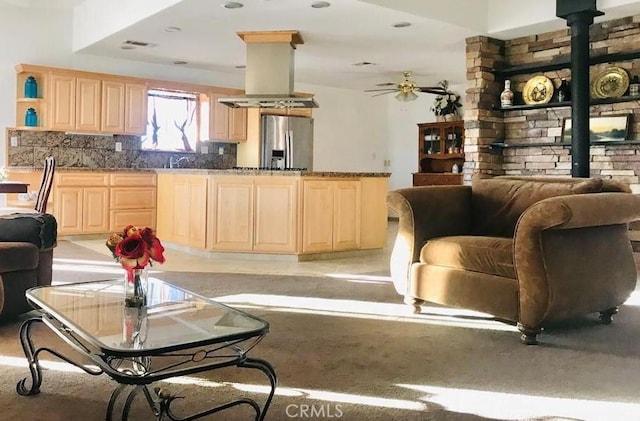 61975 La Brisa Dr, Joshua Tree, CA 92252 - living area with a ceiling fan and recessed lighting