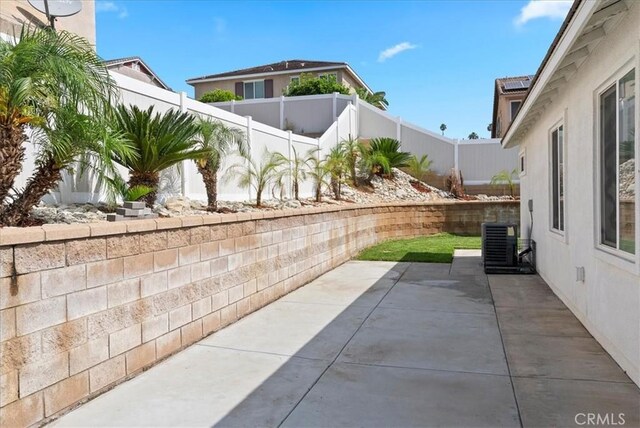 253 Kieswetter St, Colton, CA 92324 - fenced backyard with a patio
