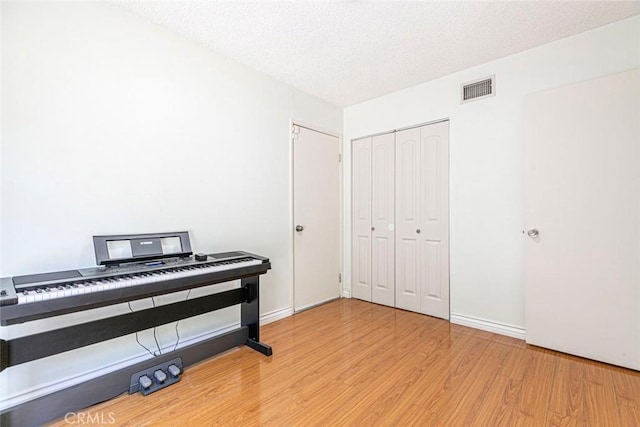 10919 Terecita Rd, Tujunga, CA 91042 - living area featuring light wood-type flooring and a textured ceiling