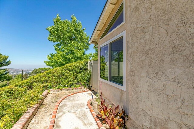 10919 Terecita Rd, Tujunga, CA 91042 - view of yard with a patio area