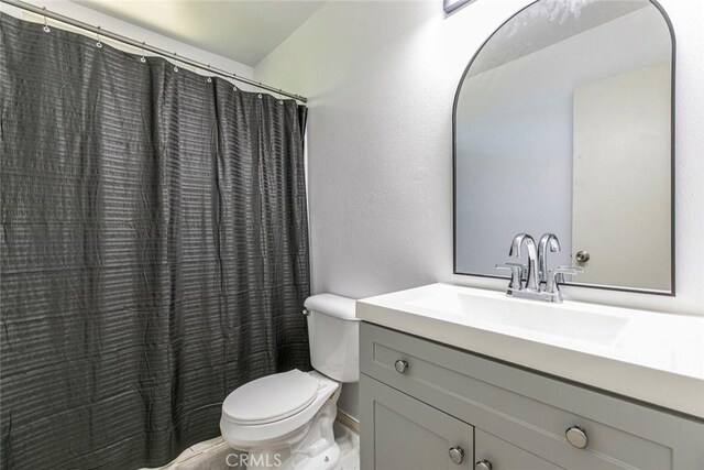 10919 Terecita Rd, Tujunga, CA 91042 - full bath featuring vanity and a shower with curtain