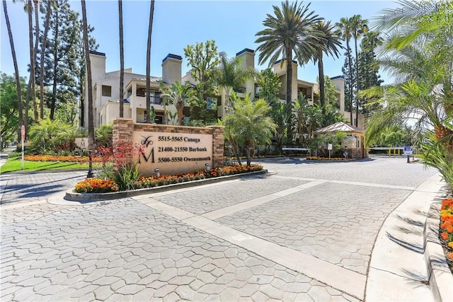 21520 Burbank Blvd Unit 116, Woodland Hills, CA 91367 - view of community sign