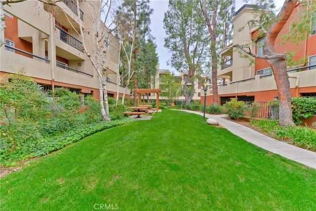21520 Burbank Blvd Unit 116, Woodland Hills, CA 91367 - surrounding community featuring a yard