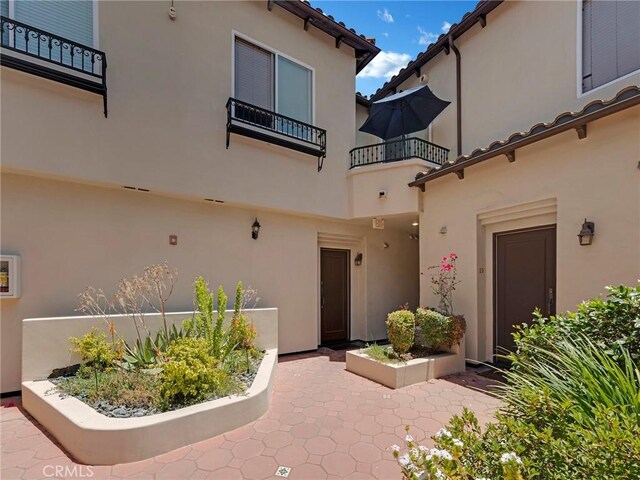5753 White Oak Ave Unit 3, Encino, CA 91316 - property entrance featuring a balcony and stucco siding