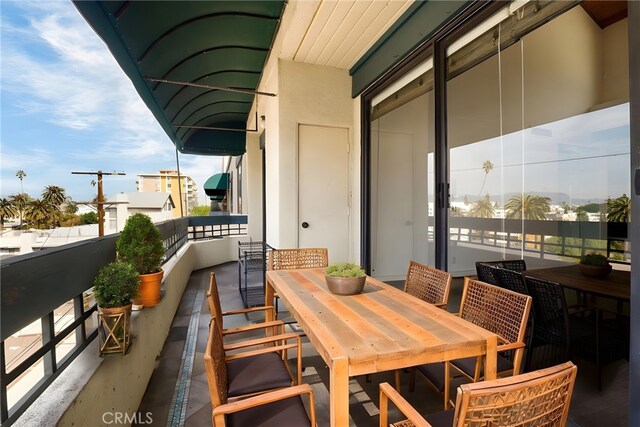 435 S La Fayette Park Pl Unit 311, Los Angeles, CA 90057 - balcony featuring outdoor dining space