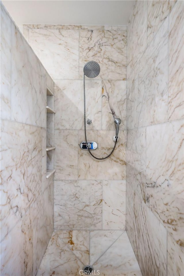 426 Nyes Pl, Laguna Beach, CA 92651 - bathroom featuring a tile shower