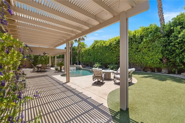 79787 Parkway Esplanade N, La Quinta, CA 92253 - fenced backyard featuring a ceiling fan, a patio area, outdoor dining space, a pergola, and a pool with connected hot tub