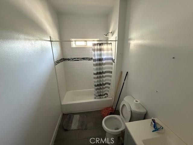 647 E 38th St, Los Angeles, CA 90011 - bathroom featuring a shower with shower curtain and vanity