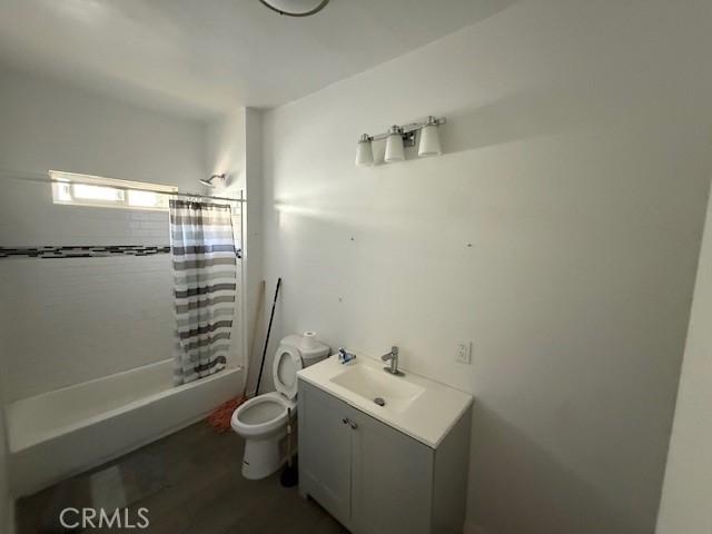 647 E 38th St, Los Angeles, CA 90011 - full bath with vanity and shower / bath combo