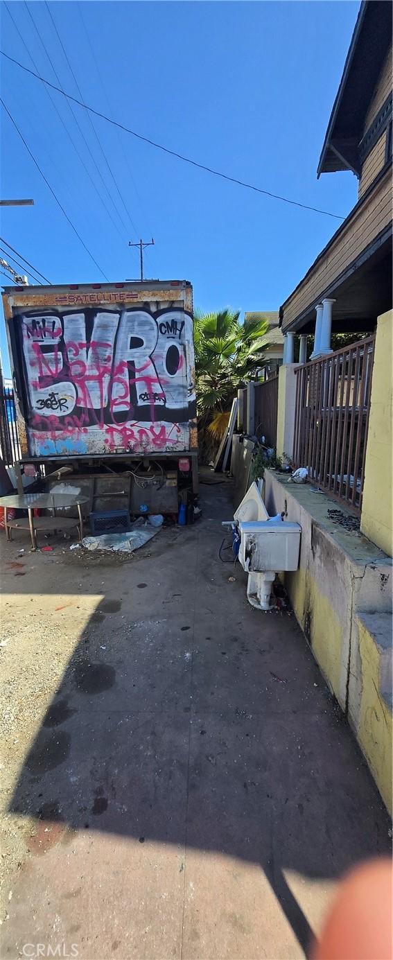 2008 W 28th St, Los Angeles, CA 90018 - photo 2