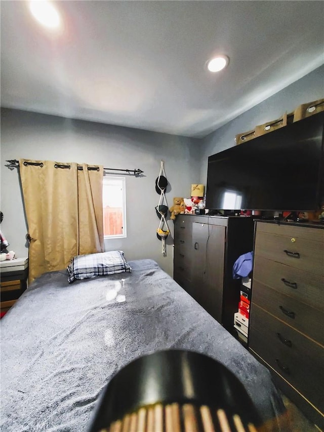 211 W 52nd St, Los Angeles, CA 90037 - bedroom featuring recessed lighting