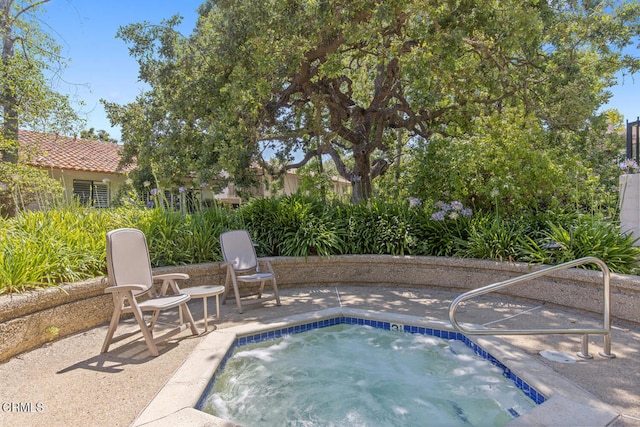 4062 Bridgewood Ln, Thousand Oaks, CA 91362 - view of swimming pool featuring an in-ground hot tub