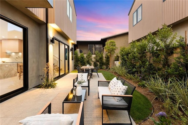 2206 Gates Ave Unit A, Redondo Beach, CA 90278 - view of patio with an outdoor hangout area and outdoor dining space