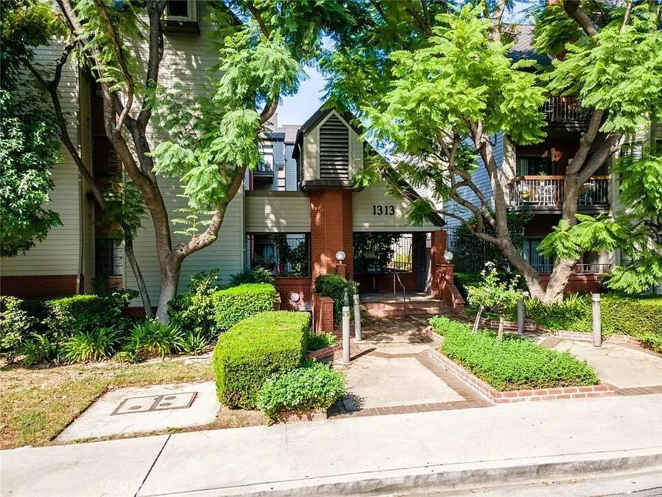 1313 Valley View Rd Unit 103, Glendale, CA 91202 - view of front of house featuring brick siding