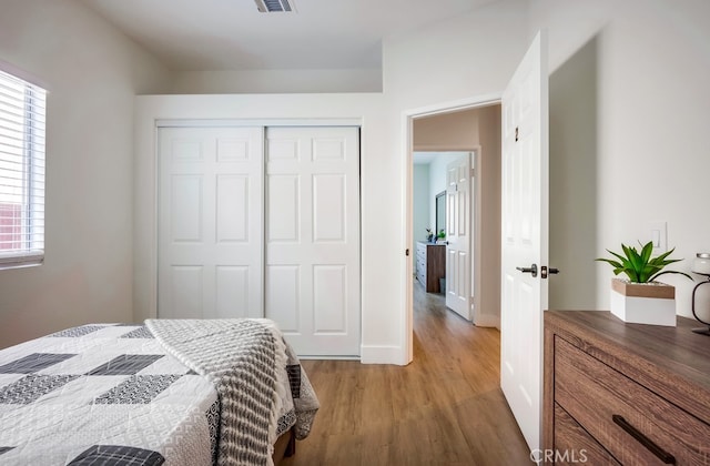 8550 Rolling Hills Dr, Corona, CA 92883 - bedroom featuring light wood-style floors and a closet