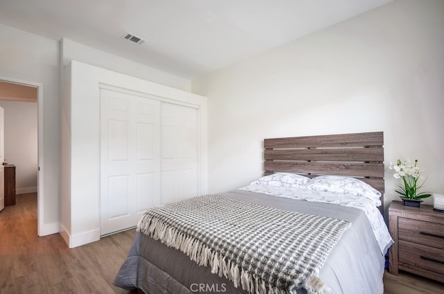 8550 Rolling Hills Dr, Corona, CA 92883 - bedroom with wood finished floors and a closet