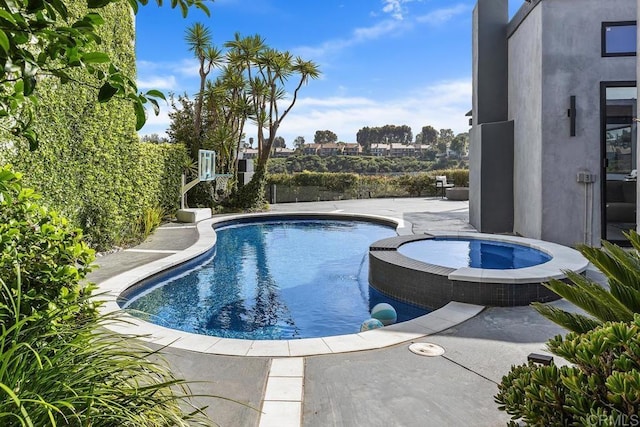 6544 Caminito Northland Ln, Jolla, CA 92037 - view of swimming pool featuring a pool with connected hot tub and a patio area