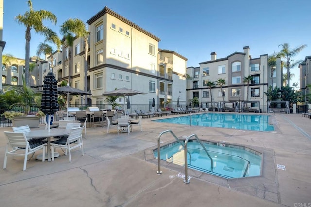 9263 Regents Rd Unit B106, La Jolla, CA 92037 - community pool with a community hot tub and a patio