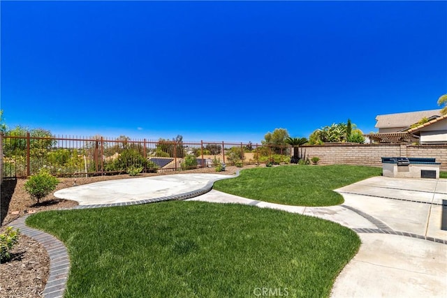 31794 Corte Rosario, Temecula, CA 92592 - fenced backyard with a patio area