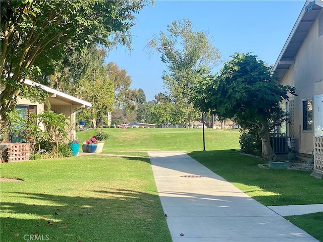 1830 Sunningdale Rd Unit M14-G, Seal Beach, CA 90740 - view of community with a lawn