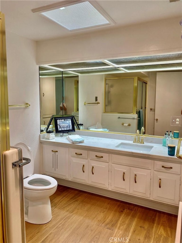 1830 Sunningdale Rd Unit M14-G, Seal Beach, CA 90740 - full bath featuring double vanity and wood finished floors