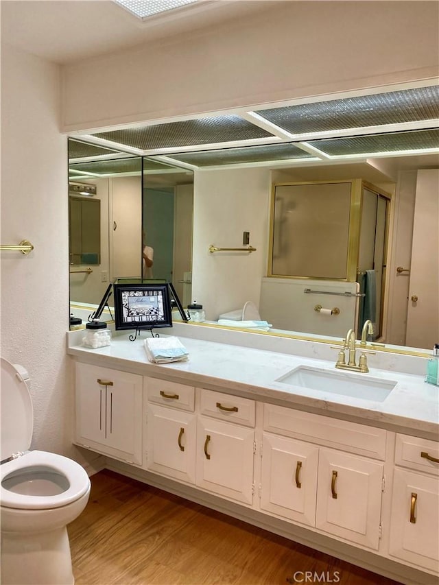 1830 Sunningdale Rd Unit M14-G, Seal Beach, CA 90740 - full bath featuring double vanity and wood finished floors