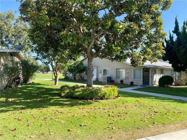 1830 Sunningdale Rd Unit M14-G, Seal Beach, CA 90740 - view of front facade featuring a front yard