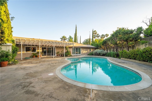 173 Butler Ct, Claremont, CA 91711 - view of pool featuring a pergola, a pool with connected hot tub, and a patio area